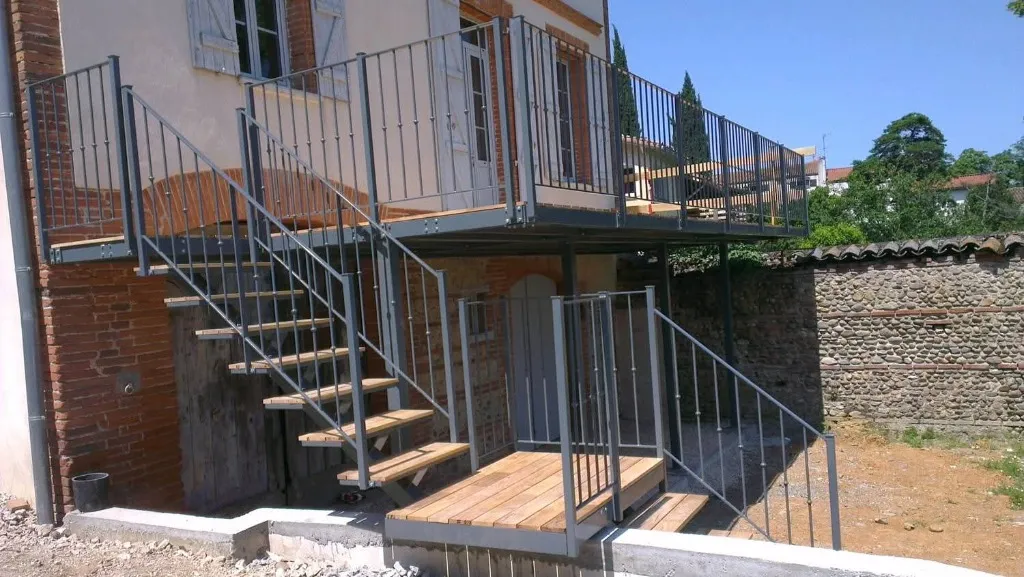 Escalier Extérieur et Terrasse Métallique