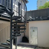Départ d'escalier et cour pavée
