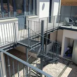 Vue d'ensemble de la cour et de l'escalier