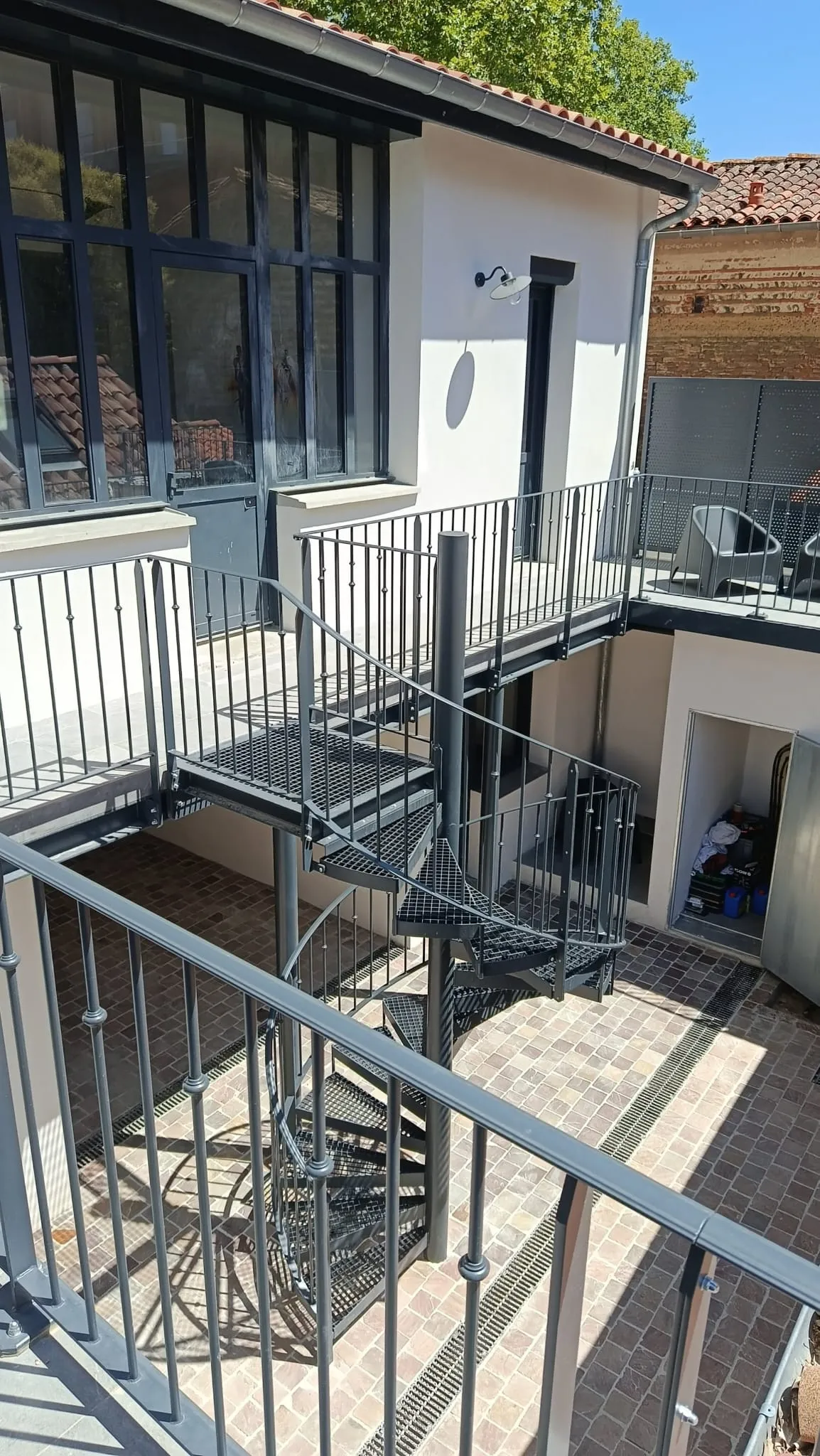 Vue d'ensemble cour et escalier hélicoïdal