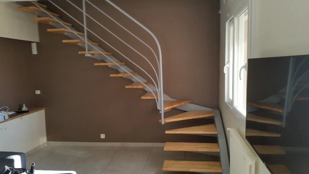 Escalier Quart-Tournant Limon Extérieur et Bois