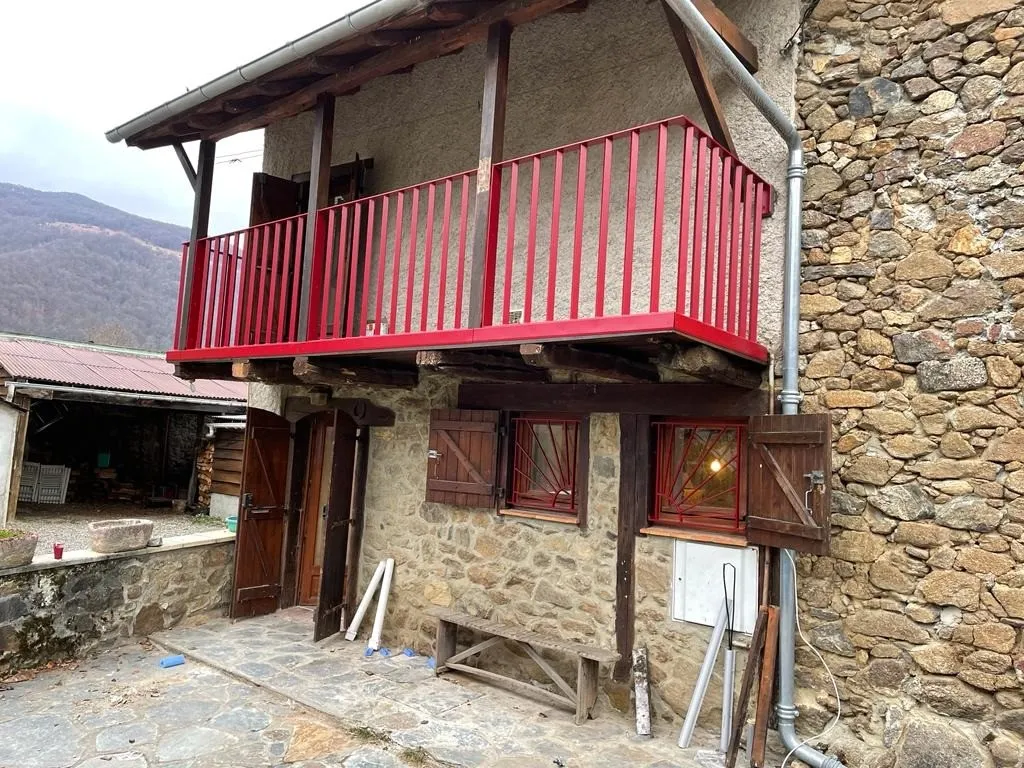 Balcon Rouge Barreaudage Vertical Rouge Alpin