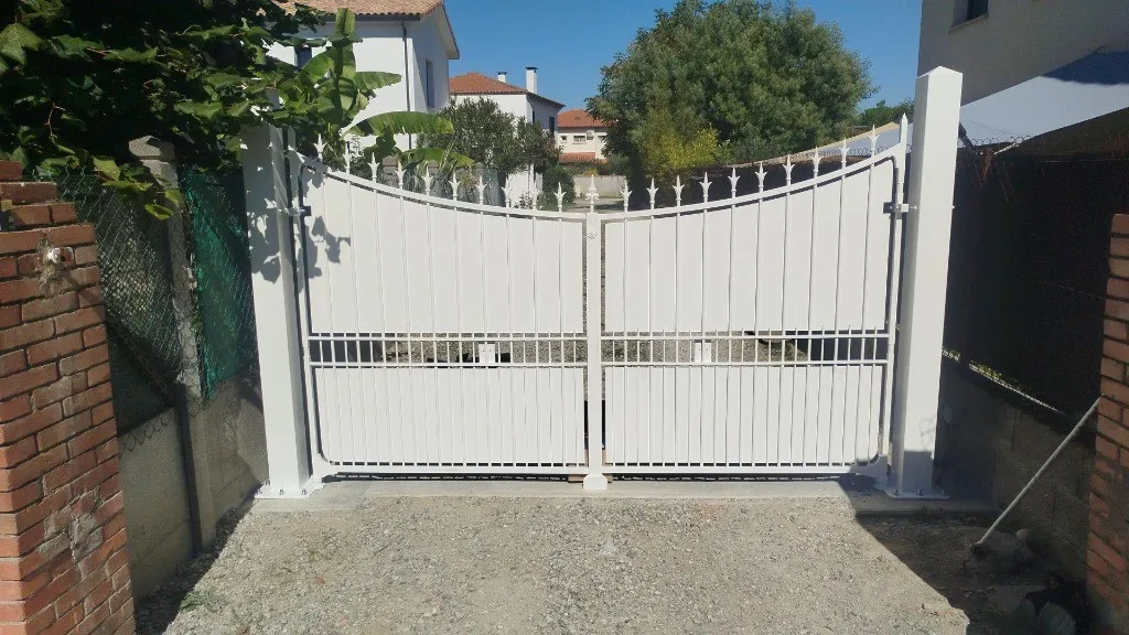 Restauration Portail Battant Blanc Ornemental
