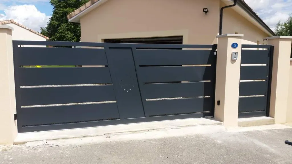 Portail Coulissant Moderne à Lames Horizontales
