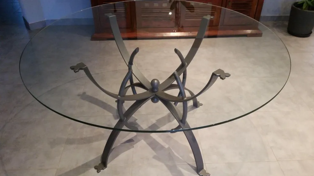 Table Ronde en Verre et Piétement Courbé
