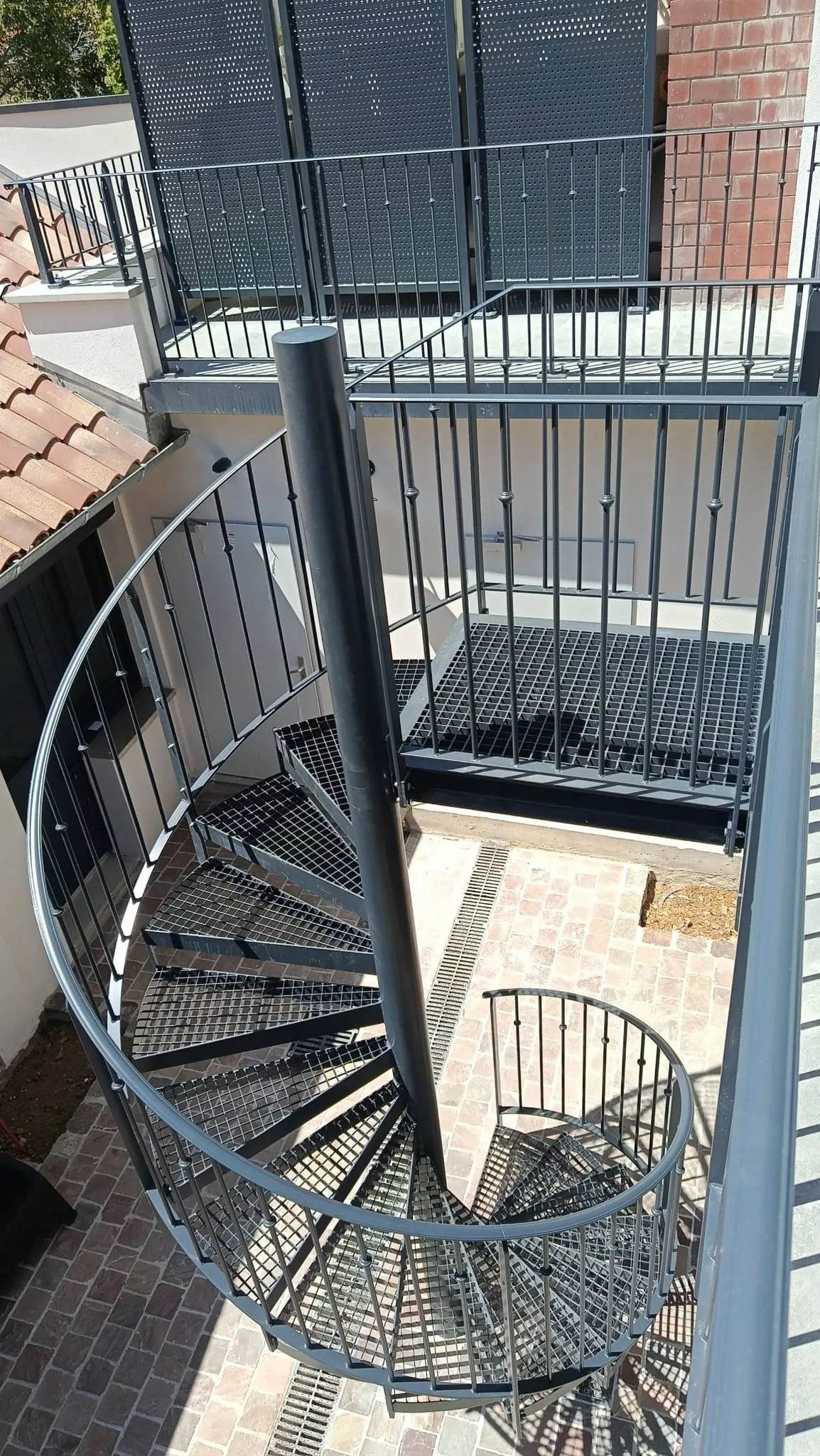 Vue plongeante sur marches caillebotis antidérapantes