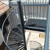 Vue plongeante sur marches caillebotis
